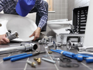 %Focuskw% | Divine Image of a plumber working in a bathroom