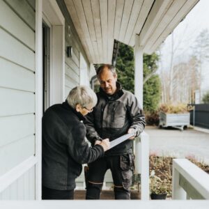 %Title% | Divine An electrical contractor talking with a customer